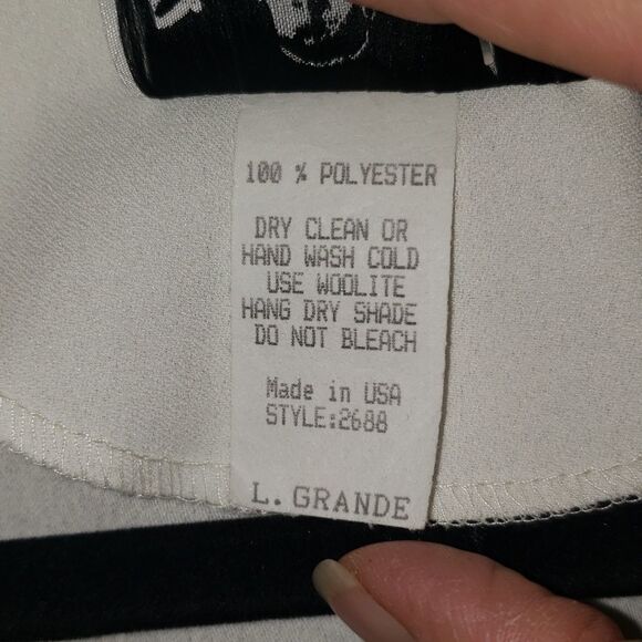 Dani-An USA Lacy Cream Gold Embroidered Stitch Designed Open-faced Jacket - Picture 9 of 9